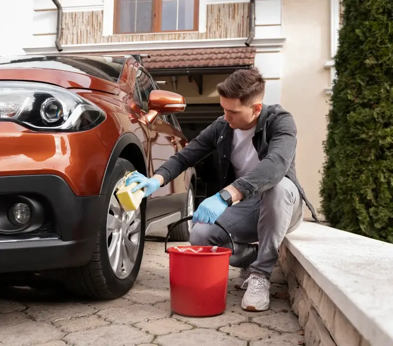 Lavage auto à domicile Borgo : professionnel intervenant sur un véhicule
